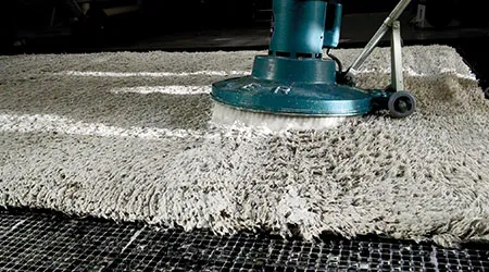 Máquina limpiando una alfombra