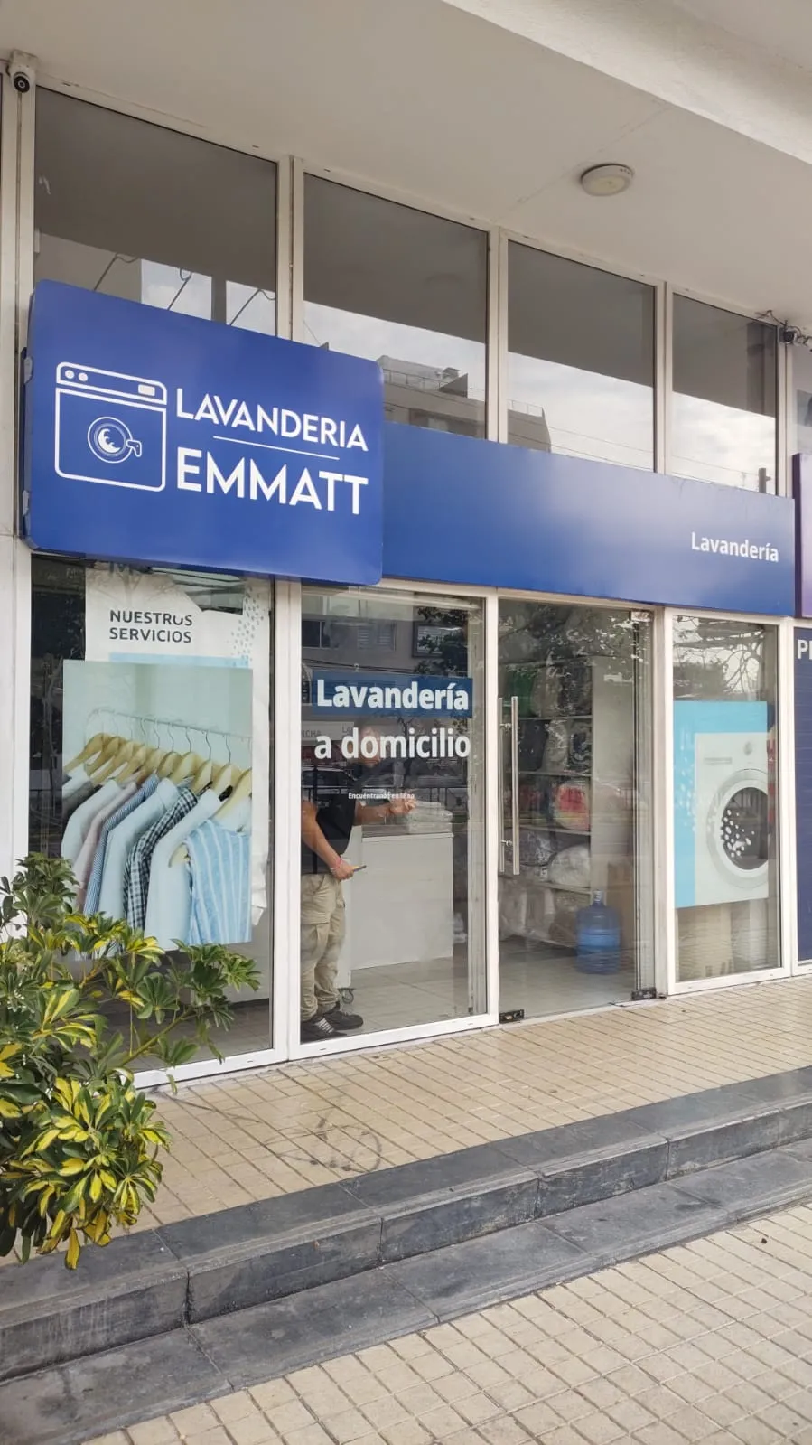 Fachada de Lavandería EMMATT en Av. Irarrázaval 4971, con su letrero azul